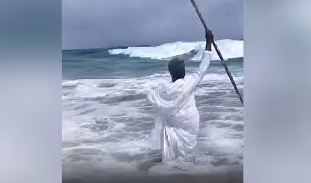వైరల్ వీడియో…సముద్రాన్ని చీల్చుతానని వెళ్లి ఒడ్డుకు పరుగు!