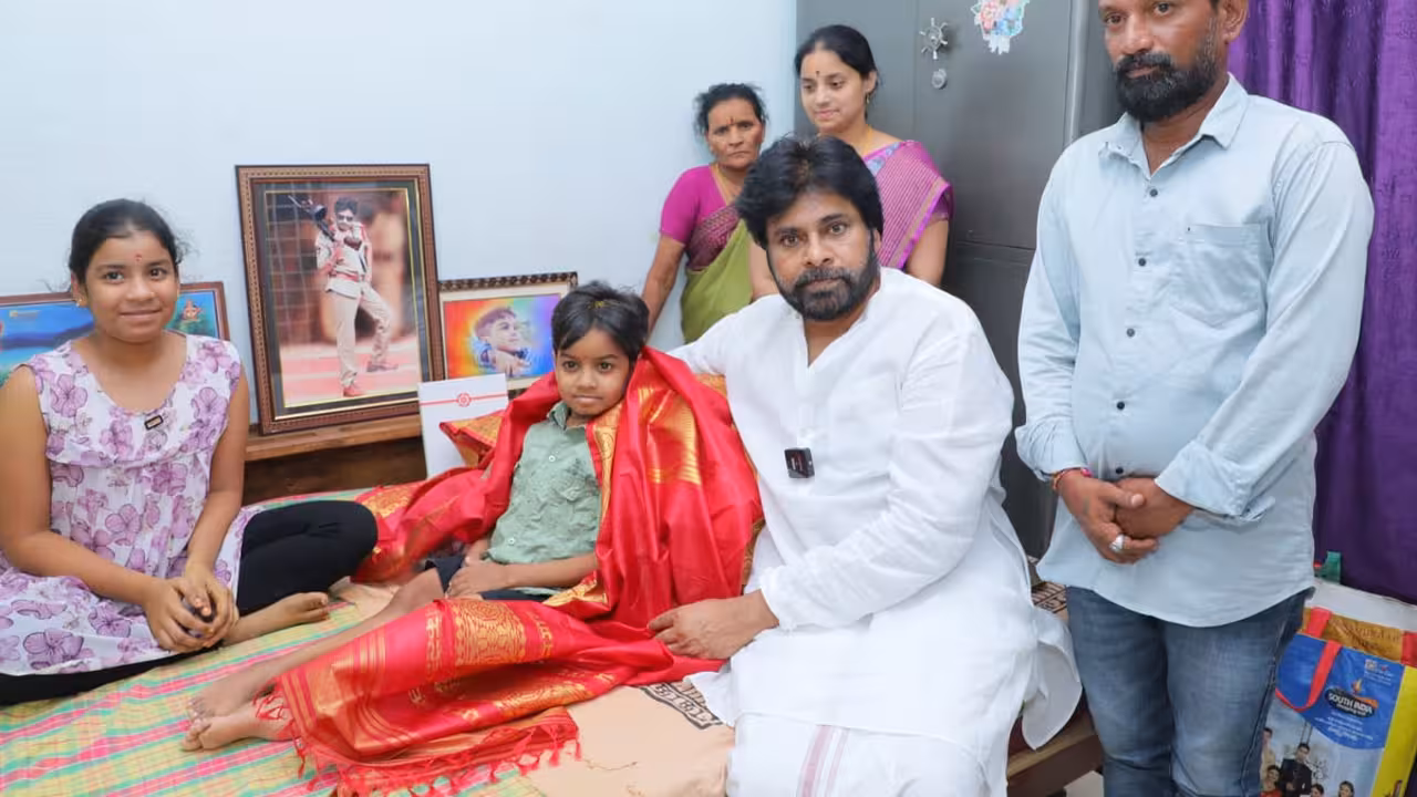 బాలుడిని పరామర్శించిన ఏపీ డిప్యూటీ సీఎం పవన్‌ కల్యాణ్‌