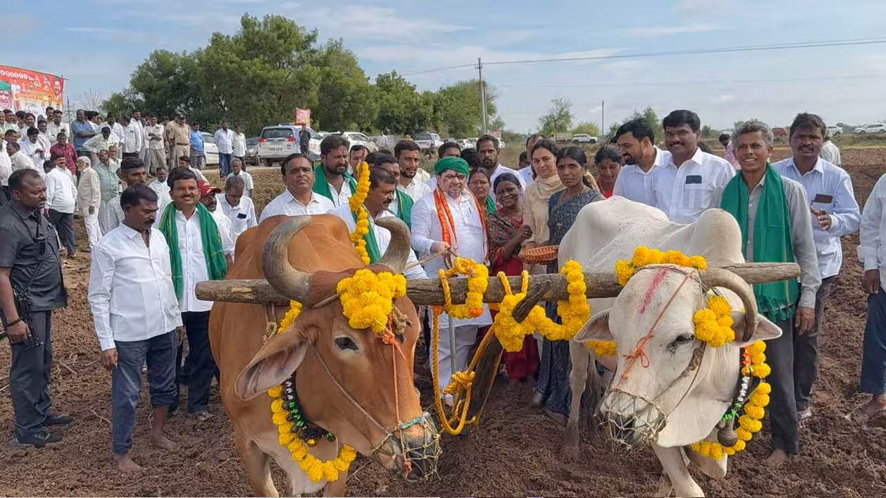 ఏరువాక పౌర్ణమి.. దుక్కి దున్ని విత్తనాలు చల్లిన మంత్రి పొన్నం