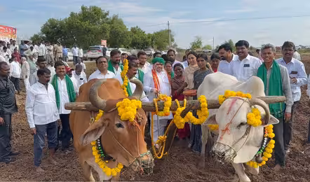 ఏరువాక పౌర్ణమి.. దుక్కి దున్ని విత్తనాలు చల్లిన మంత్రి పొన్నం