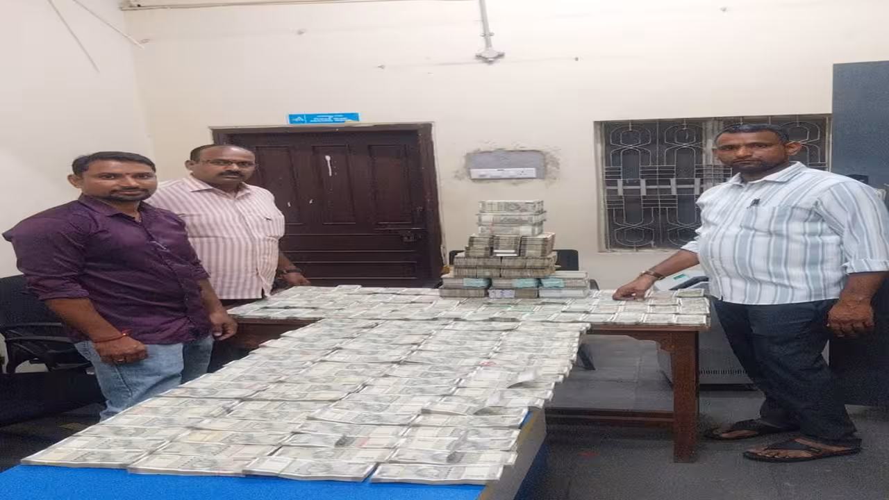అవినీతి నరహరి.. లాకర్లలో నోట్ల కట్టలు
