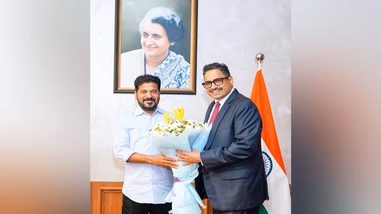 సీఎం రేవంత్ రెడ్డిని కలిసిన కొత్త సీఎస్ సంజ‌య్ జాజు