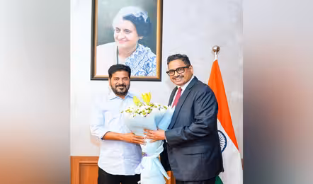 సీఎం రేవంత్ రెడ్డిని కలిసిన కొత్త సీఎస్ సంజ‌య్ జాజు