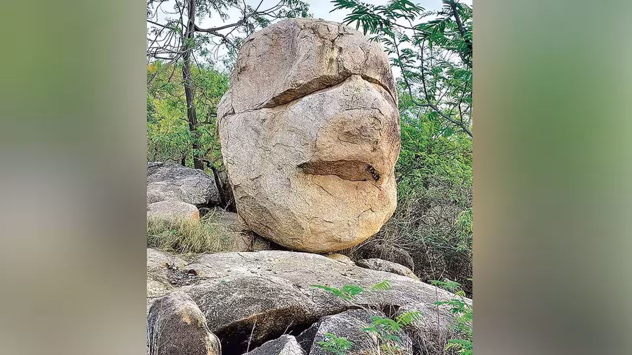ప్రకృతి చెక్కిన సహజ శిలాకృతి.. మనిషి తల బండరాయి!