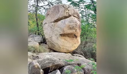 ప్రకృతి చెక్కిన సహజ శిలాకృతి.. మనిషి తల బండరాయి!
