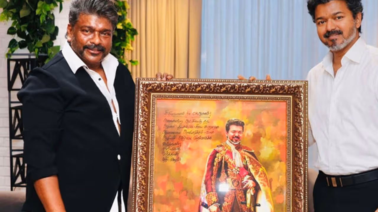 Parthiban | ఆ మ‌ధ్య త్రిష‌పై ఘాటు వ్యాఖ్య‌లు చేసిన ప్ర‌ముఖ న‌టుడు..ఇప్పుడు విజయ్‌ను కలిసి ప్రత్యేక పెయింటింగ్ బహుకరణ