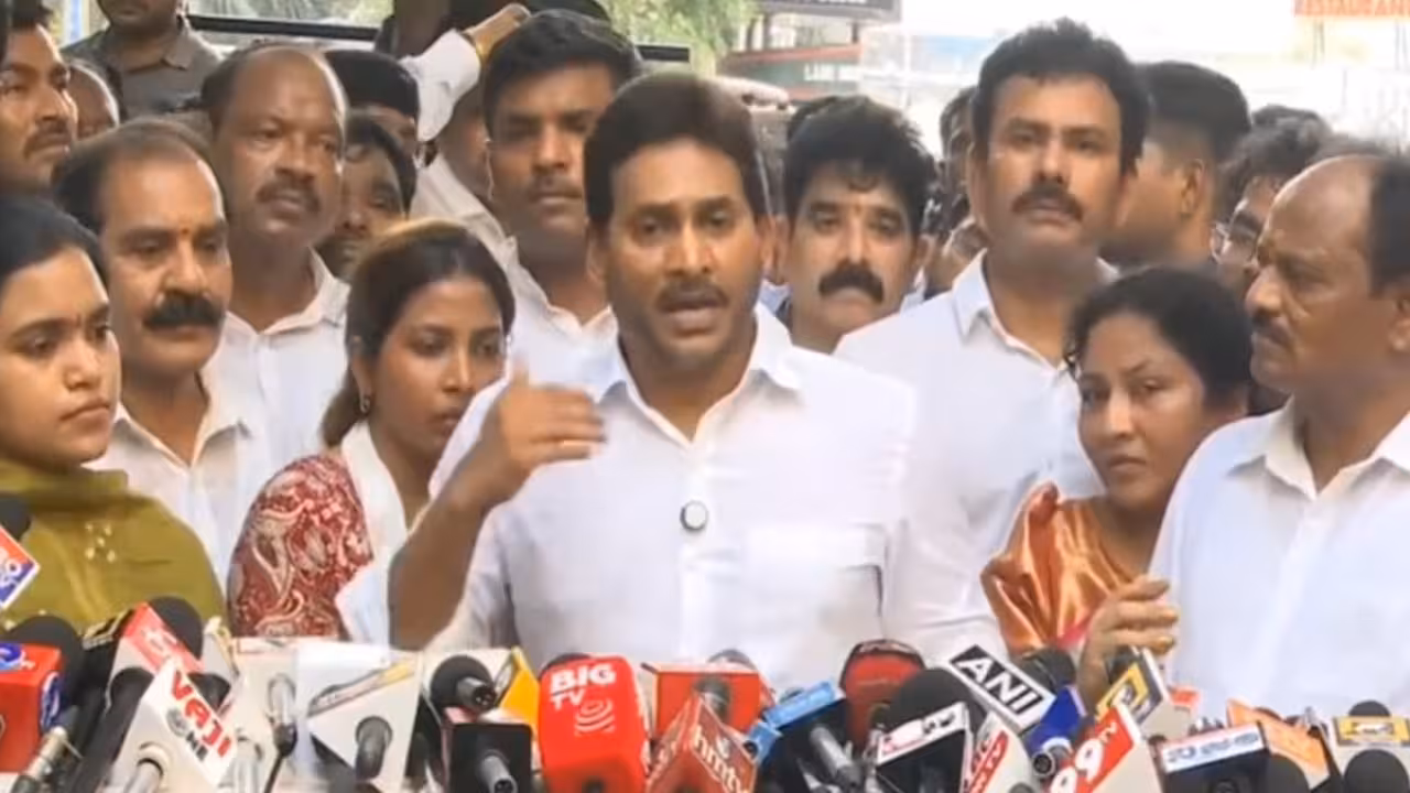 స్టీల్‌ ప్లాంట్‌ ప్రమాదంపై కేంద్ర, రాష్ట్ర ప్రభుత్వాల స్పందన బాధకరం : మాజీ సీఎం జగన్