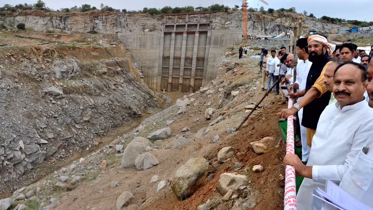 మరమ్మతులు పూర్తయ్యాకే కాళేశ్వరం బ్యారేజీల నిర్వహణ : మంత్రి ఉత్తమ్