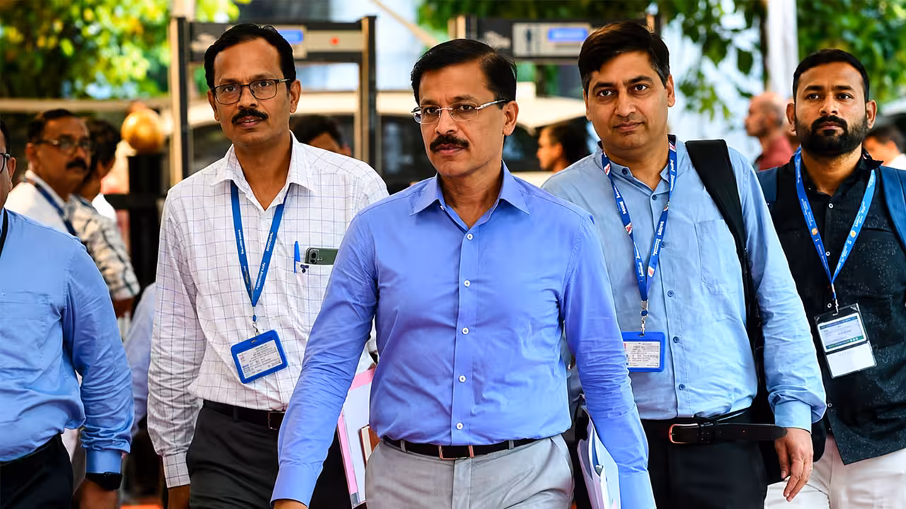 25 ఏళ్ల సర్వీసు… 21 సార్లు బదిలీలు.. ఫుడ్‌ మాఫియాకు చుక్కలు చూపిస్తున్న ఐఏఎస్ తుకారాం ముండే