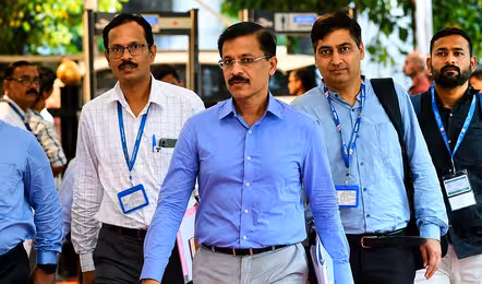 25 ఏళ్ల సర్వీసు… 21 సార్లు బదిలీలు.. ఫుడ్‌ మాఫియాకు చుక్కలు చూపిస్తున్న ఐఏఎస్ తుకారాం ముండే