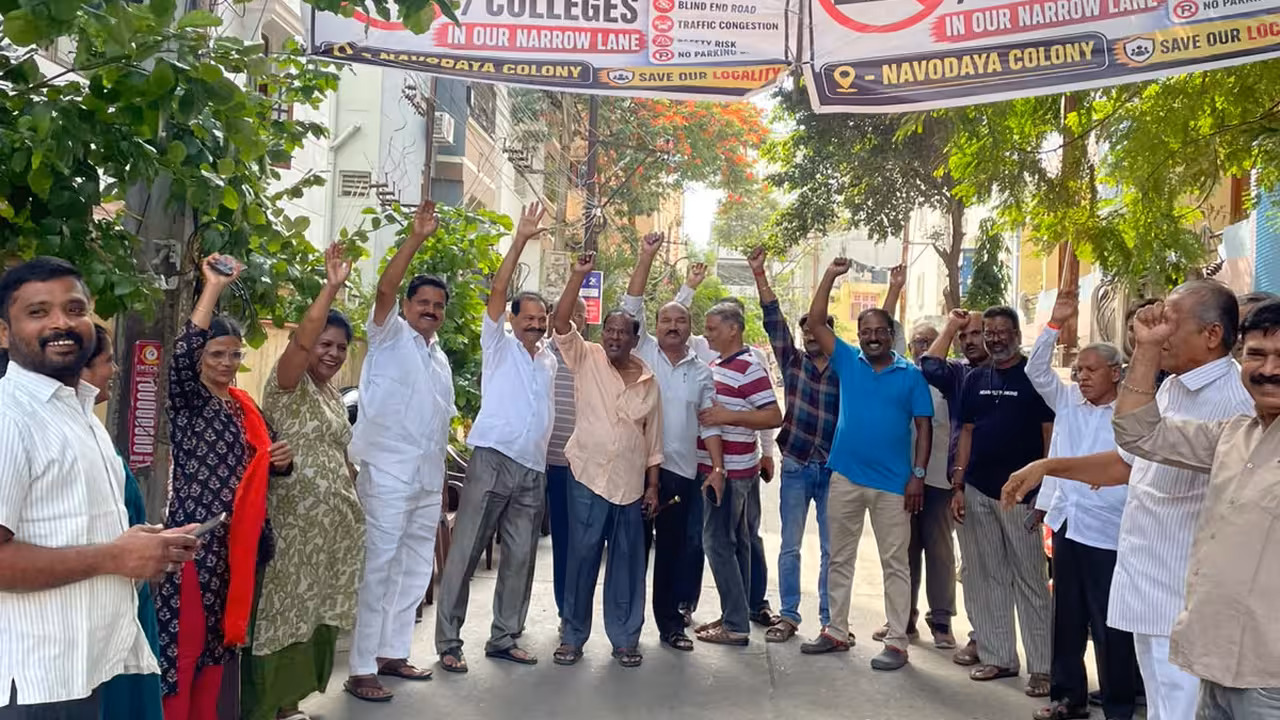 కాలనీలో.. డిగ్రీ కాలేజీ నిర్వహణను వ్యతిరేకిస్తూ ధర్నా