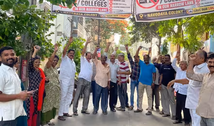 కాలనీలో.. డిగ్రీ కాలేజీ నిర్వహణను వ్యతిరేకిస్తూ ధర్నా