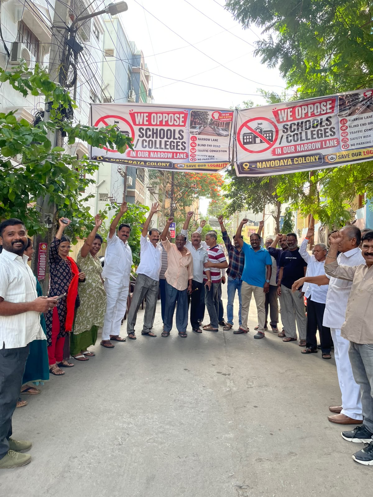 కాలనీలో.. డిగ్రీ కాలేజీ నిర్వహణను వ్యతిరేకిస్తూ ధర్నా