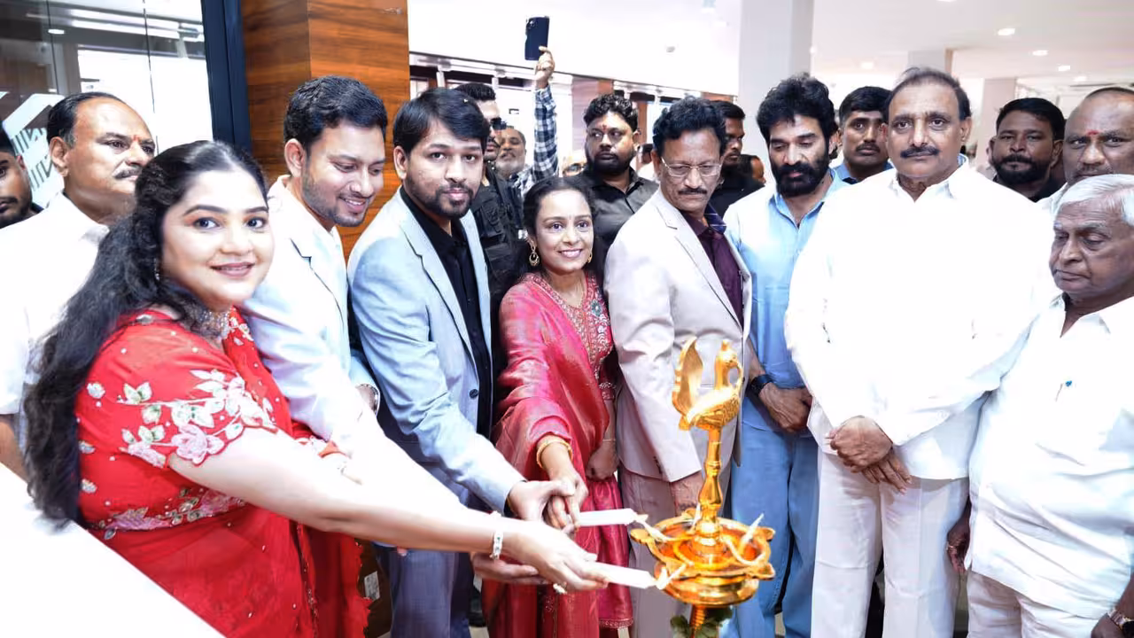 గచ్చిబౌలిలో అను ఫర్నిచర్ 19వ ఫ్లాగ్‌షిప్ స్టోర్.. ప్రారంభించిన ఎమ్మెల్యే అరికపూడి, బిగ్‌బాస్ భరణి