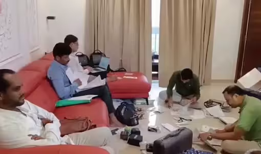 టీజీ రెడ్కో డీఈ వెంకటరమణ ఇంట్లో ఏసీబీ సోదాలు