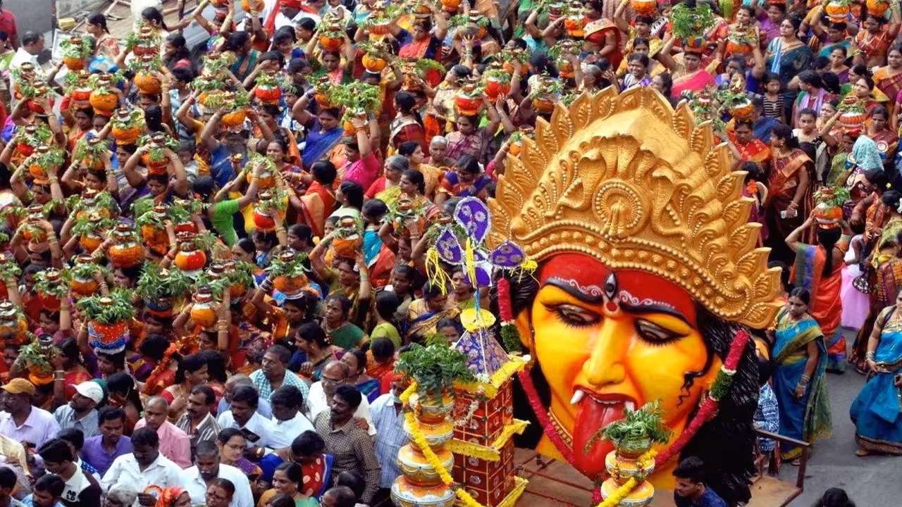 తెలంగాణలో మొదలైన బోనాల సందడి