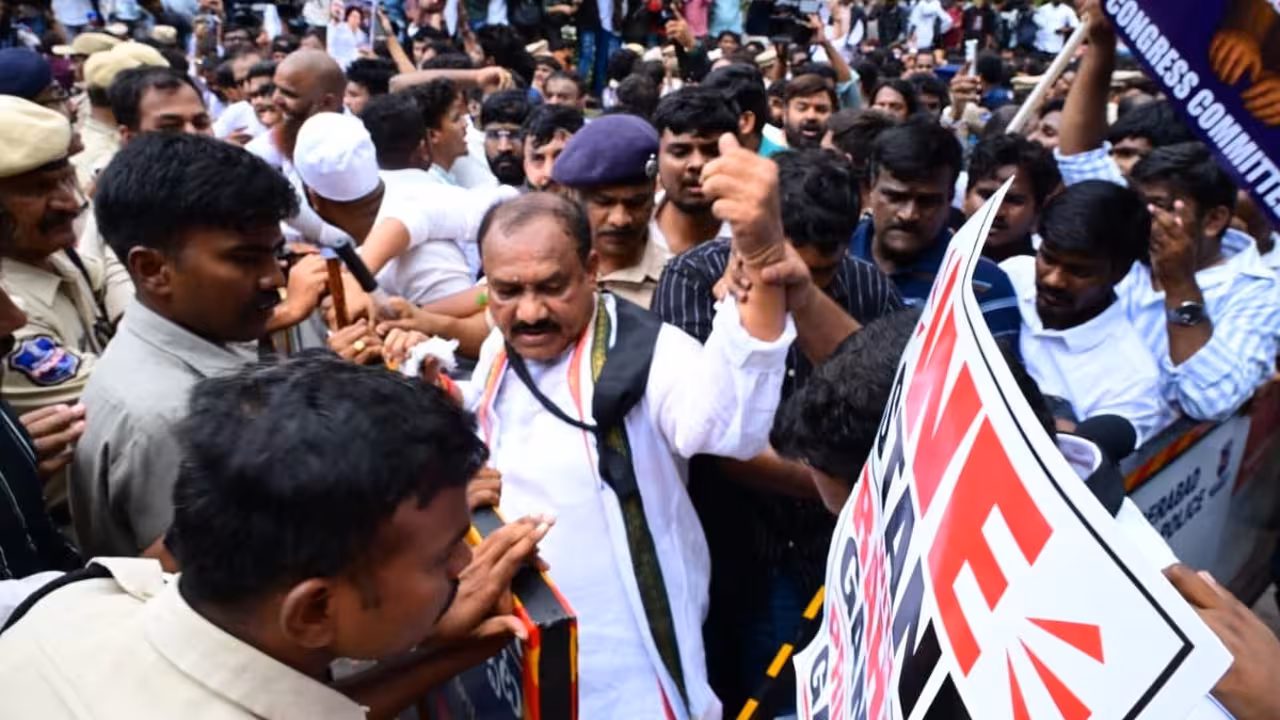 ధర్మేంద్ర రాజీనామాకు దేశ వ్యాప్తంగా జోరుగా ఆందోళనలు