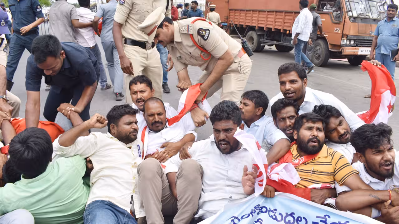 Student Protest | చలో  సచివాలయం ముట్టడిలో ఉద్రిక్తత