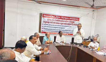 ప్రభుత్వ పాఠశాలల మూసివేత తగదు.. ప్రైవేటు స్కూళ్లను నియంత్రించాలి