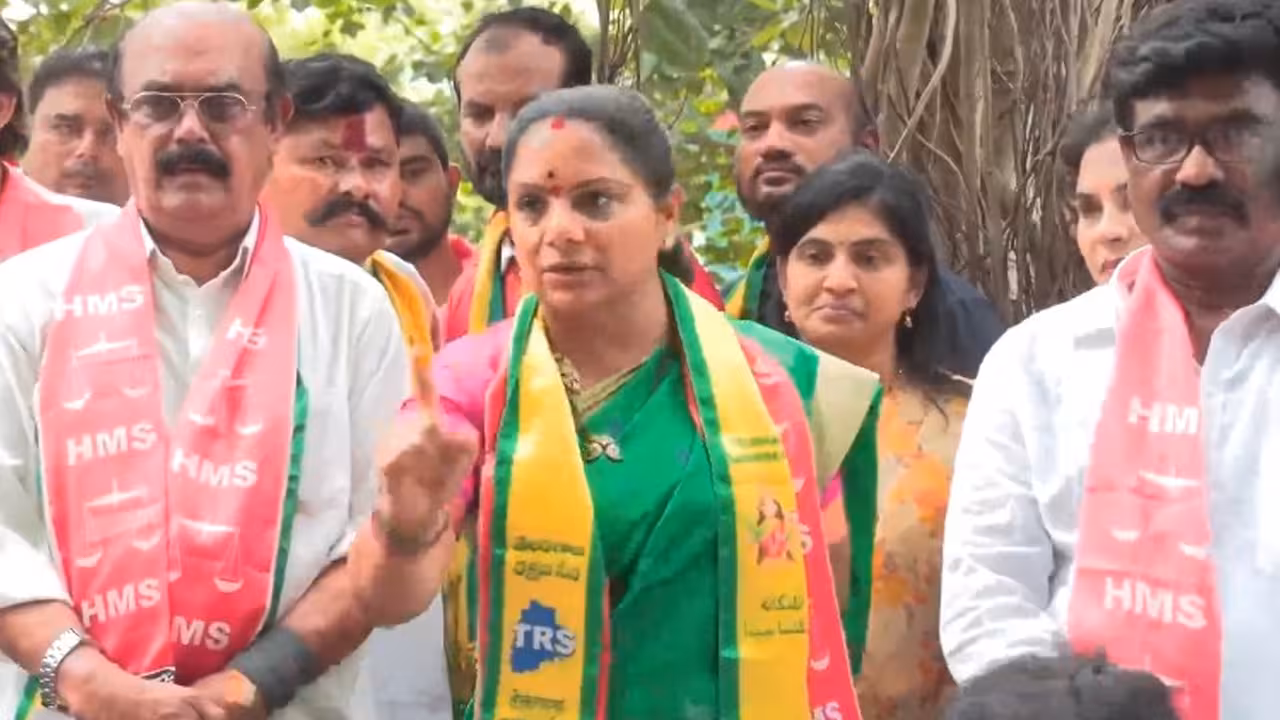 డిపెండెంట్ ఎంప్లాయ్‌మెంట్ సమస్యపై స్పందించాలి: కవిత