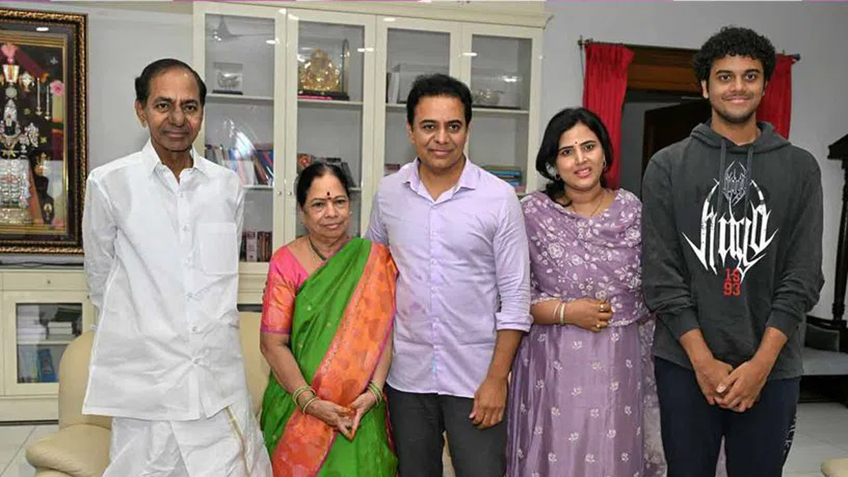 కేసీఆర్ ఆశీర్వచనం తీసుకున్న కేటీఆర్..వీడియో వైరల్