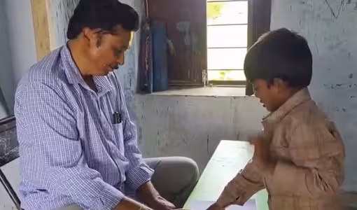 ఆ స్కూల్ లో ఒక్కరే స్టూడెంట్.. ఒక్కరే టీచర్