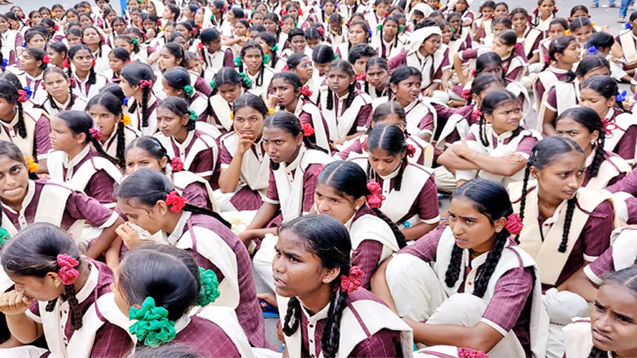 సమస్యల నెలవులు..తెలంగాణ గురు కులాలు: విద్యార్ధుల ఆందోళన