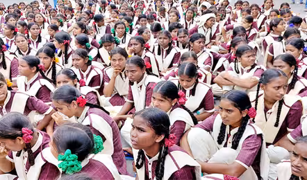 సమస్యల నెలవులు..తెలంగాణ గురు కులాలు: విద్యార్ధుల ఆందోళన