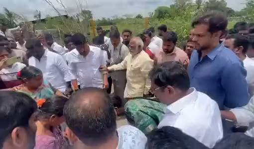 మా భూములకు కాదు… మా బతుకులకే కంచె వేస్తున్నారు !