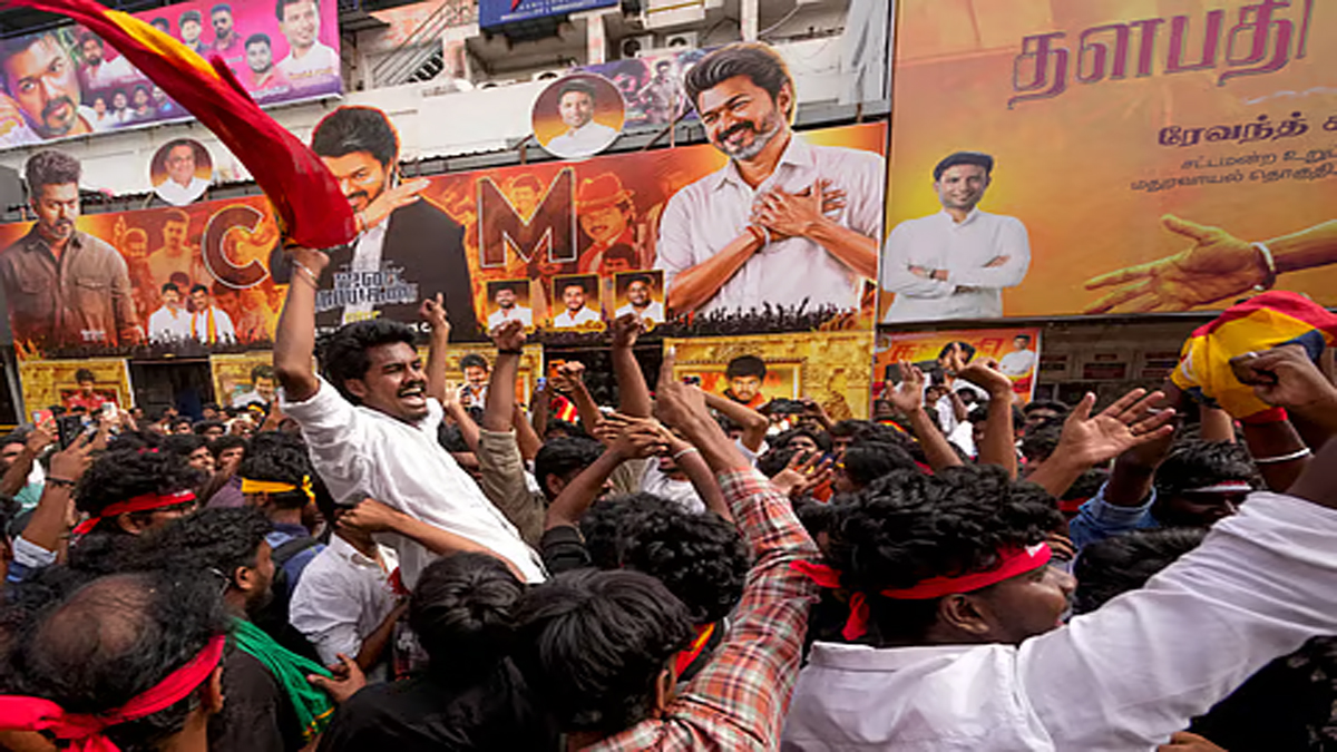 విజయ్ జన నాయగన్ సినిమా థియేటర్ల వద్ద అభిమానుల హంగామా