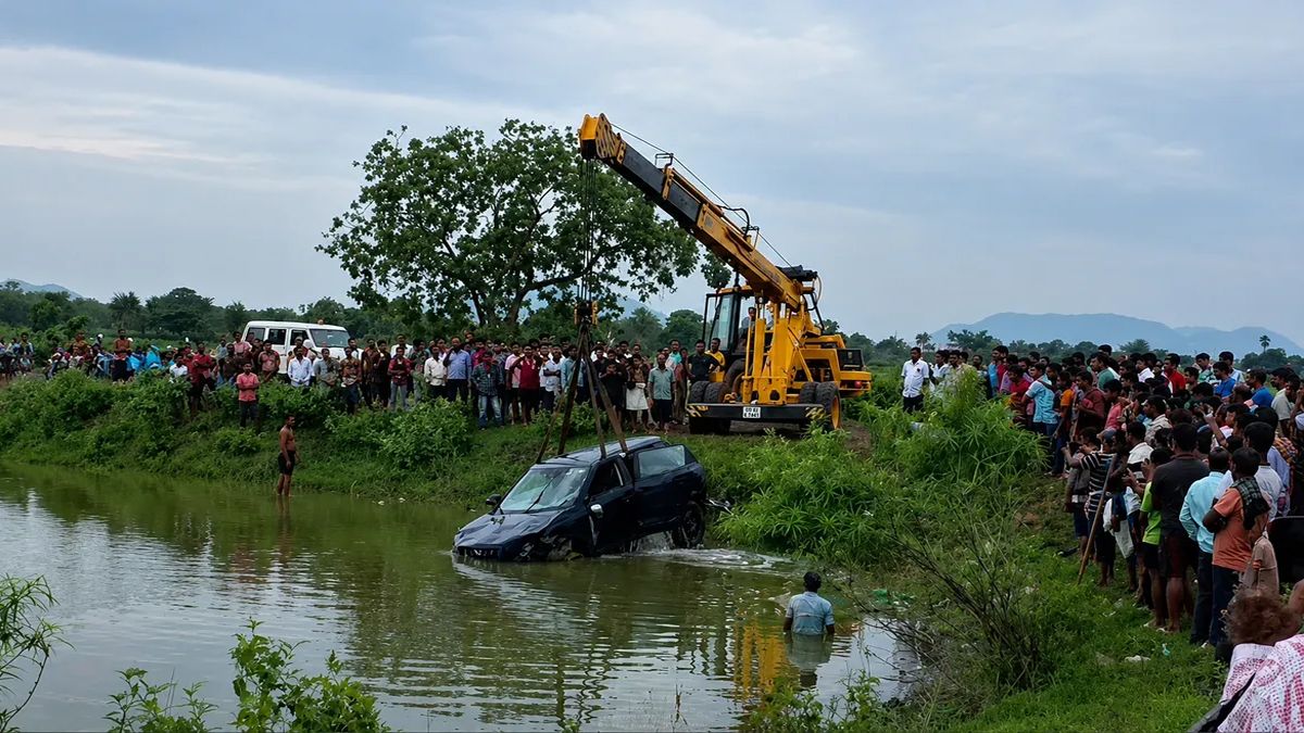 చెరువులోకి దూసుకెళ్లిన కారు..ఐదుగురి దుర్మరణం